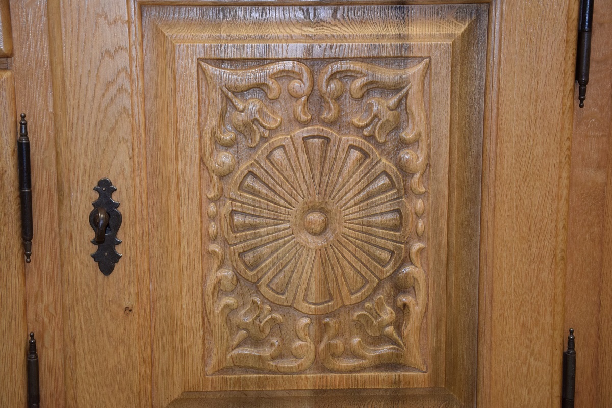 kredens w całości z litego dębu