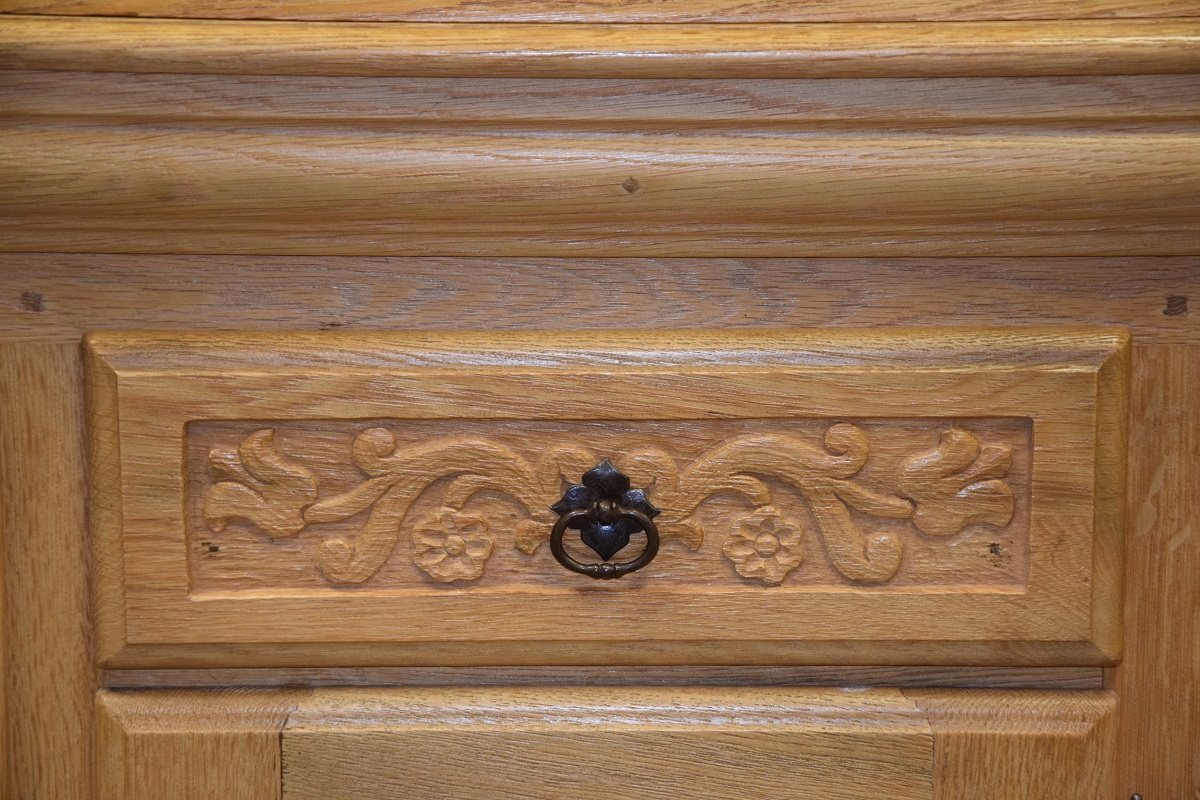 kredens w całości z litego dębu