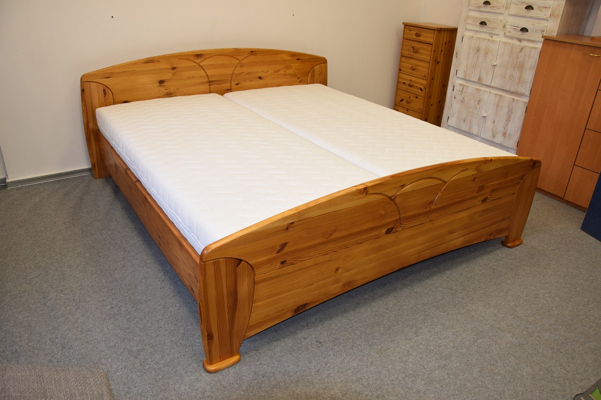 łóżko sosnowe z nowymi materacami