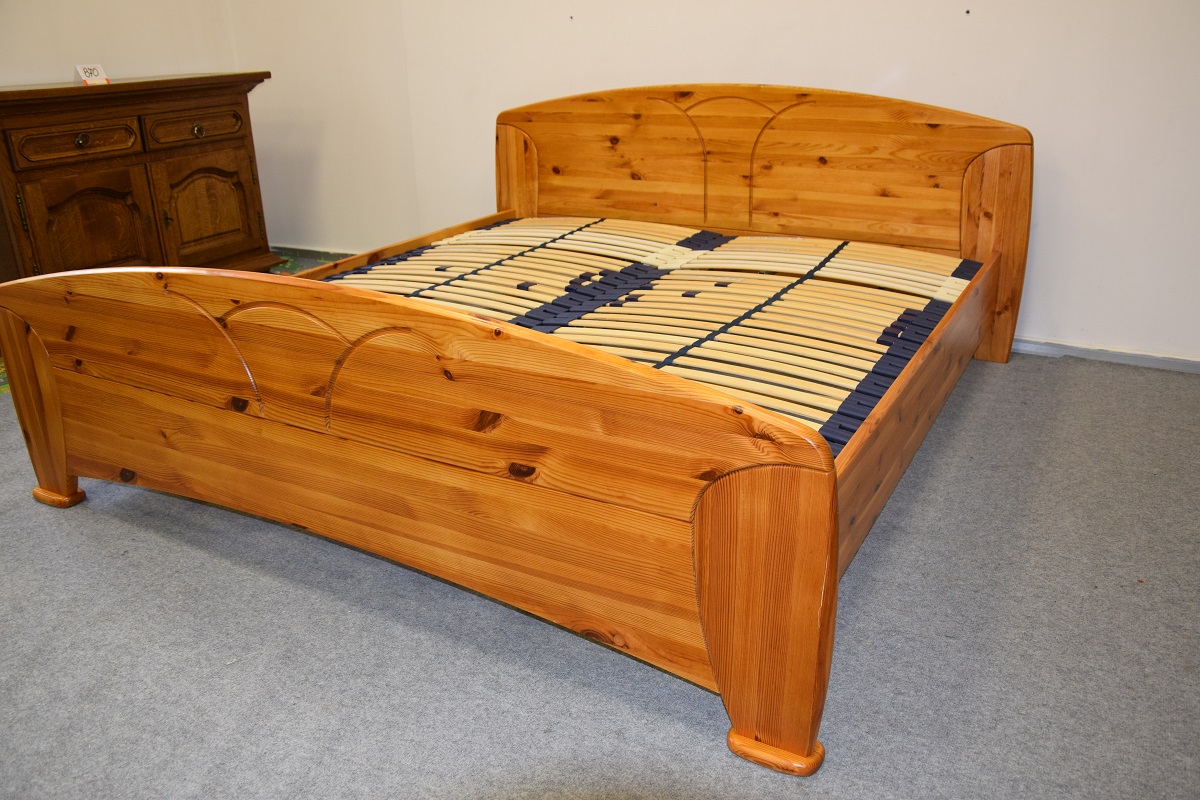 łóżko sosnowe z nowymi materacami