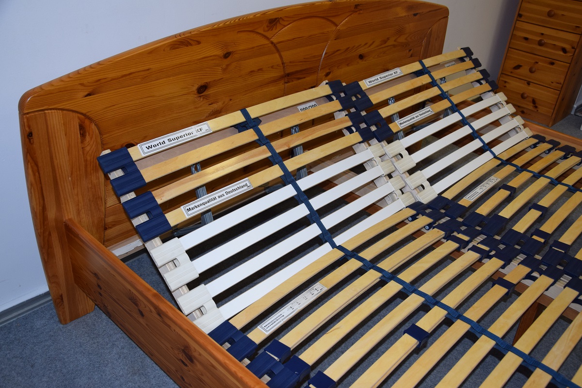 łóżko sosnowe z nowymi materacami