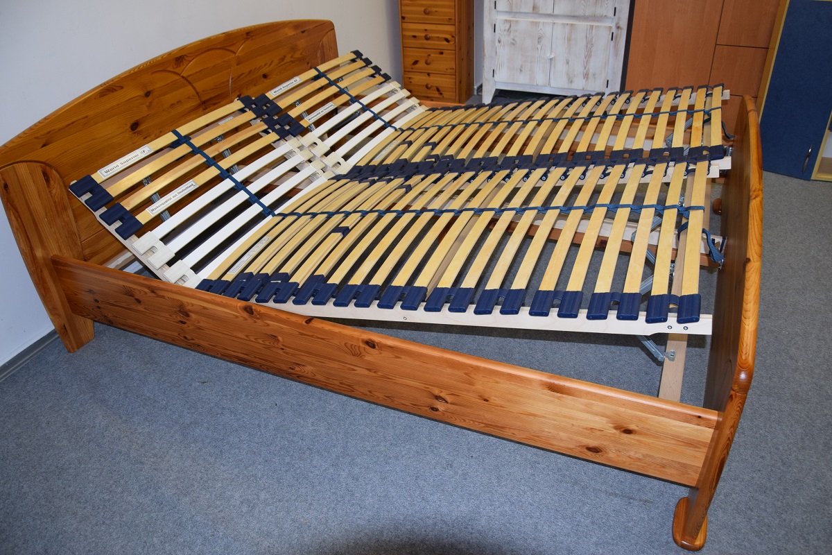 łóżko sosnowe z nowymi materacami