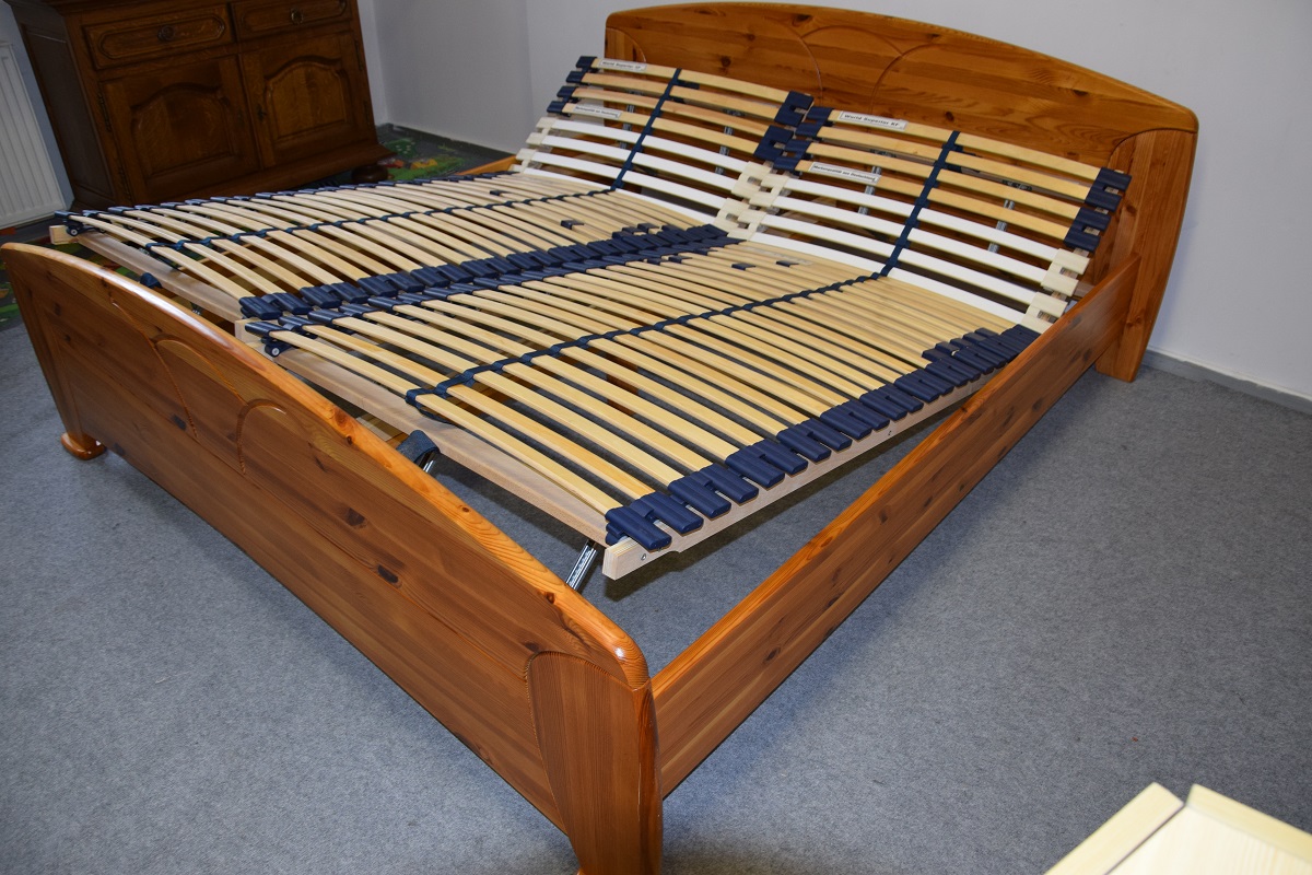 łóżko sosnowe z nowymi materacami