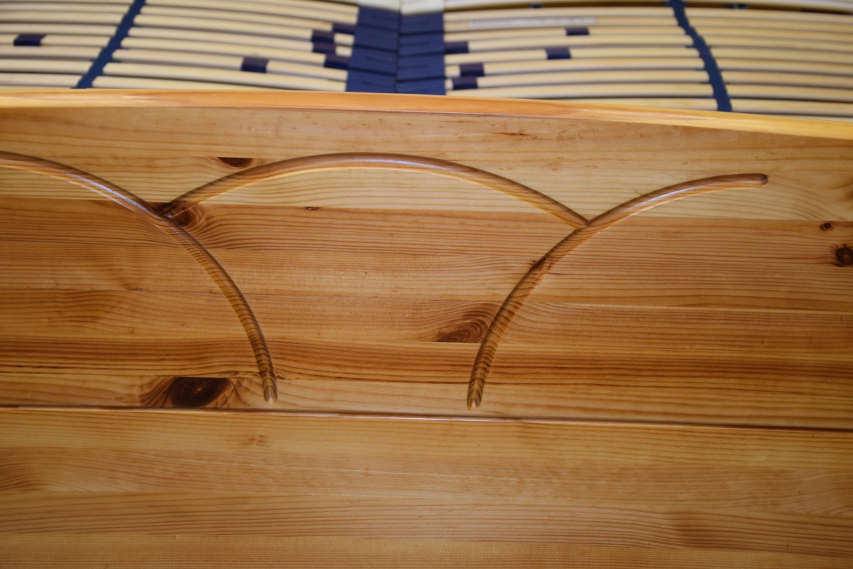 łóżko sosnowe z nowymi materacami