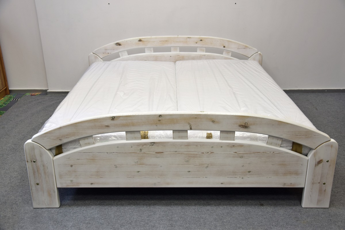 łóżko sosnowe z nowymi materacami