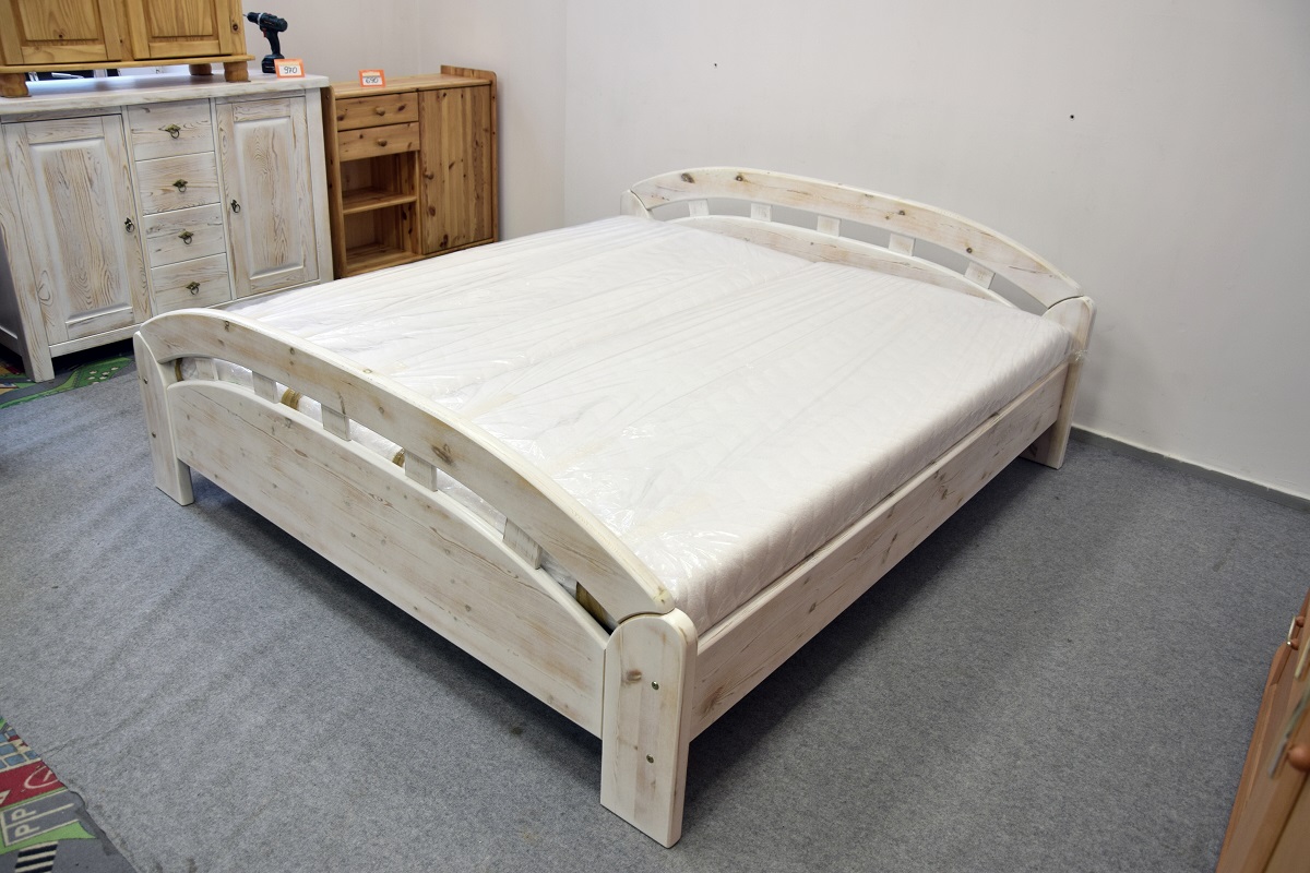 łóżko sosnowe z nowymi materacami