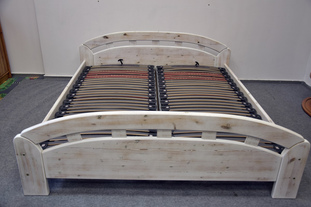 łóżko sosnowe z nowymi materacami