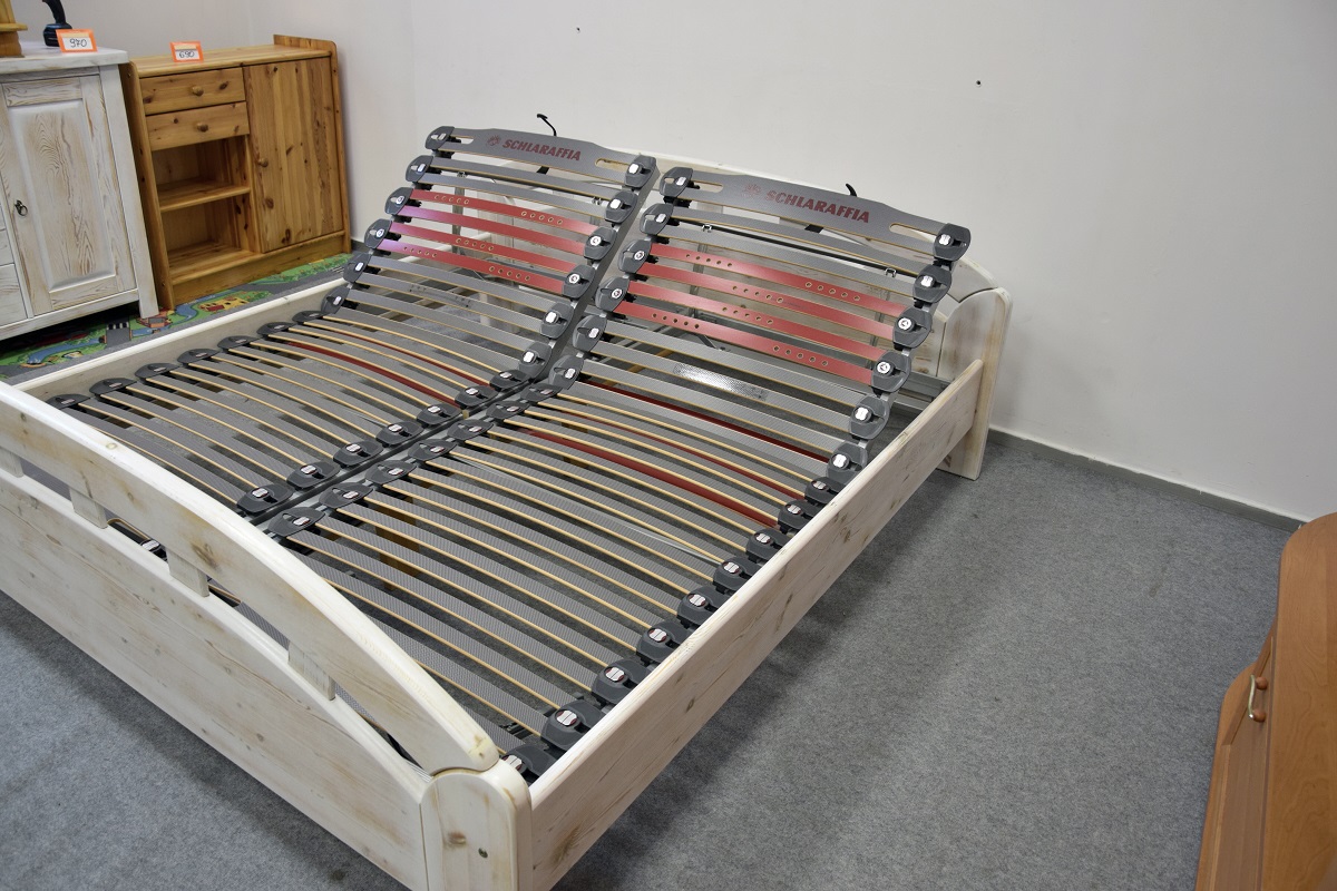 łóżko sosnowe z nowymi materacami