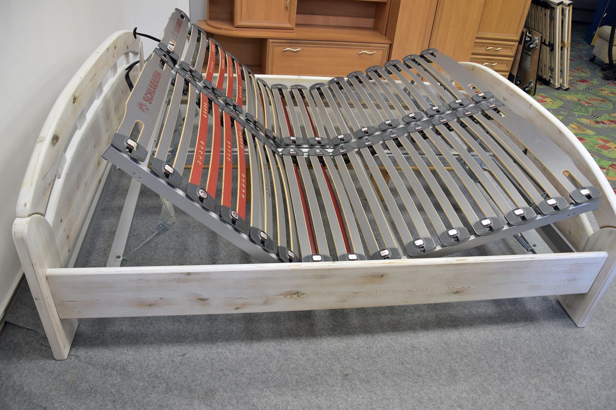 łóżko sosnowe z nowymi materacami