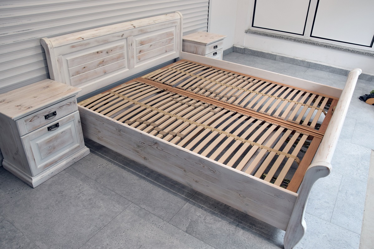 łóżko do sypialni z materacami i szafkami nocnymi - komplet jak nowy