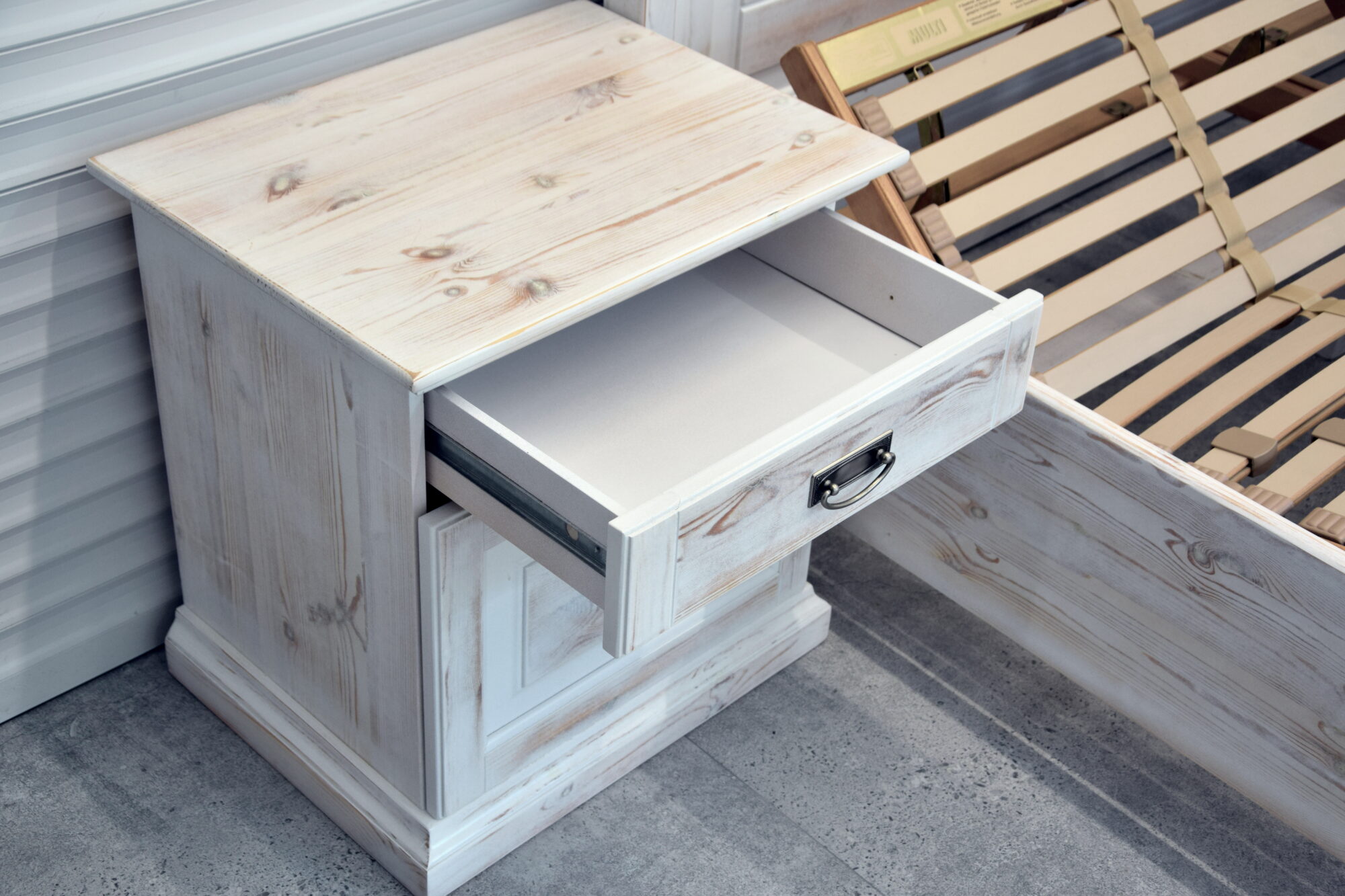 łóżko do sypialni z materacami i szafkami nocnymi - komplet jak nowy