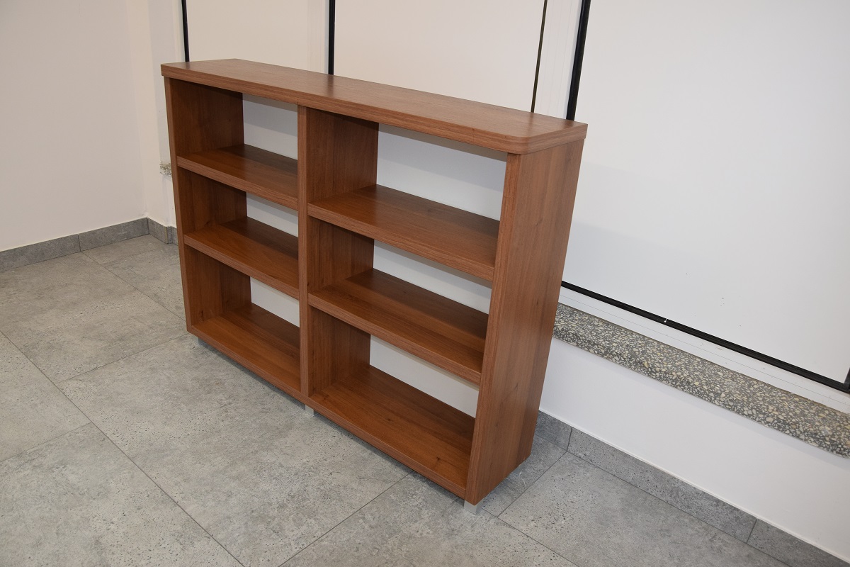 regał z półkami w dobrym stanie