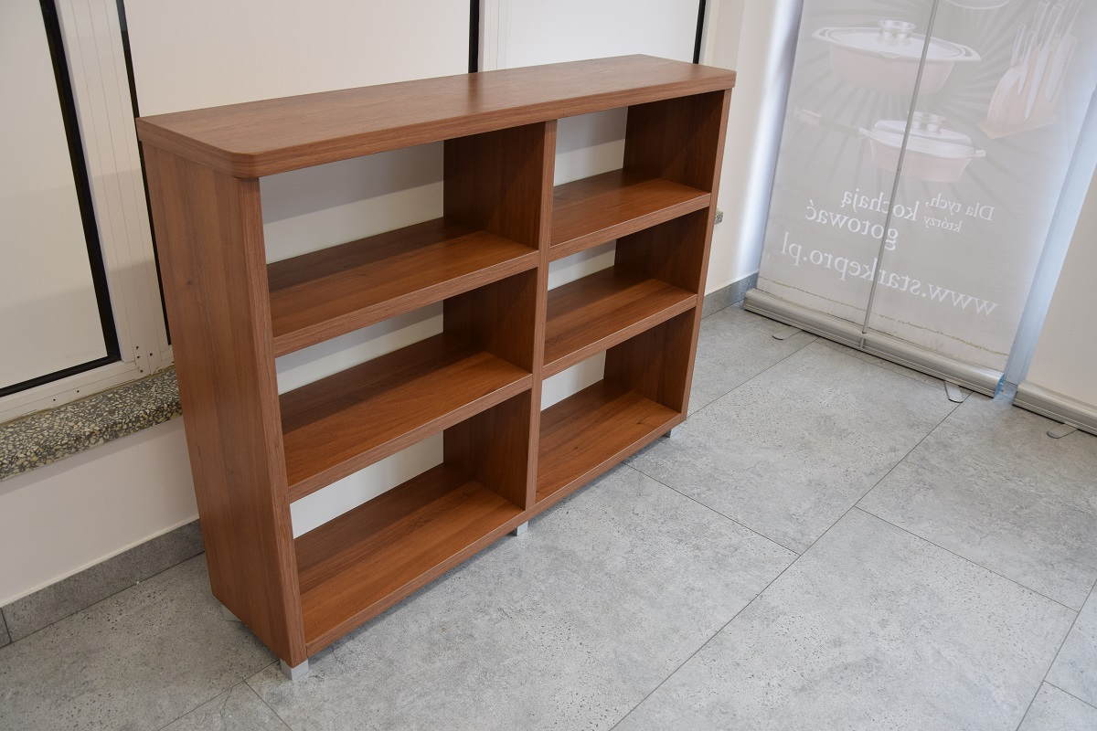 regał z półkami w dobrym stanie