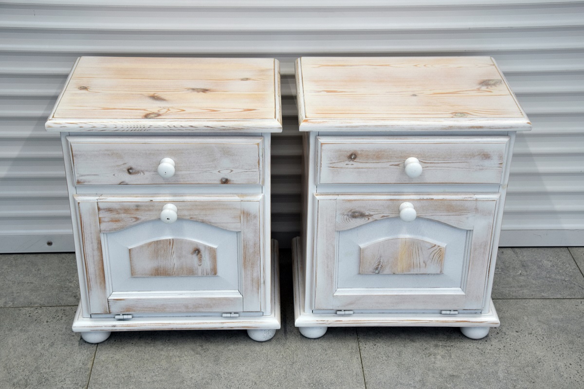 szafki nocne z drewna sosnowego - jak nowe