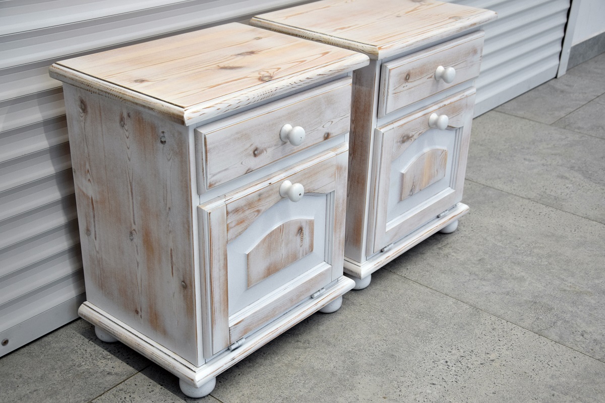 szafki nocne z drewna sosnowego - jak nowe