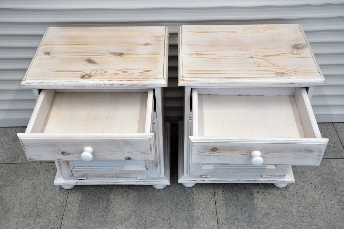 szafki nocne z drewna sosnowego - jak nowe