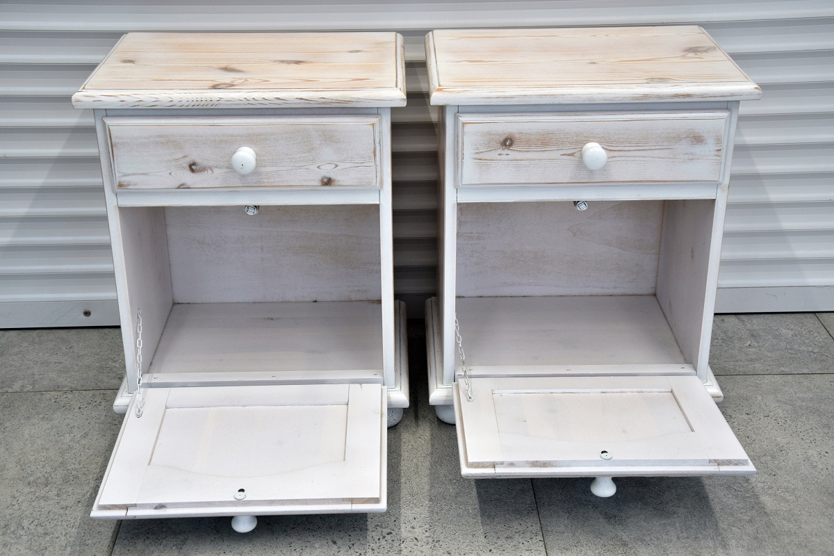 szafki nocne z drewna sosnowego - jak nowe