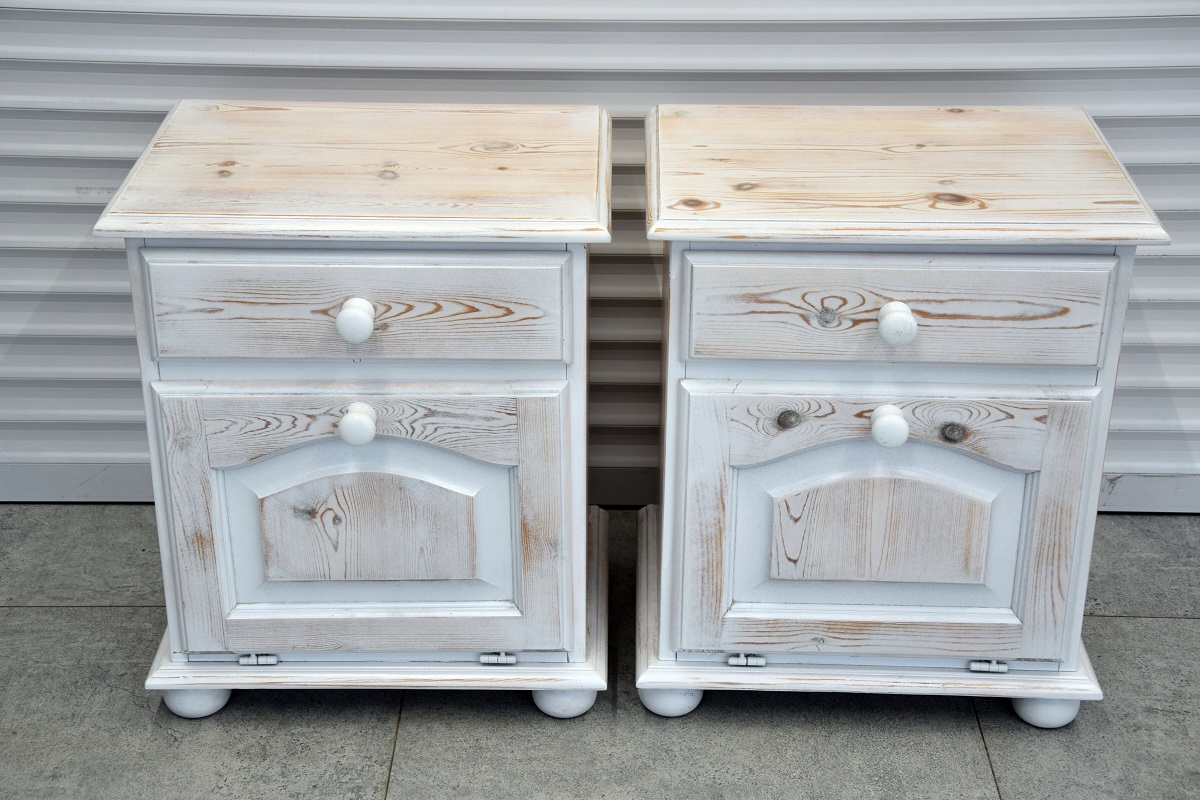 szafki nocne z drewna sosnowego - jak nowe