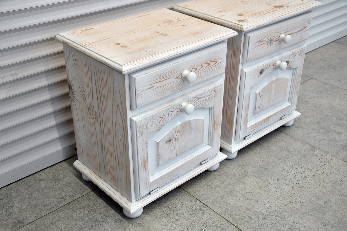 szafki nocne z drewna sosnowego - jak nowe