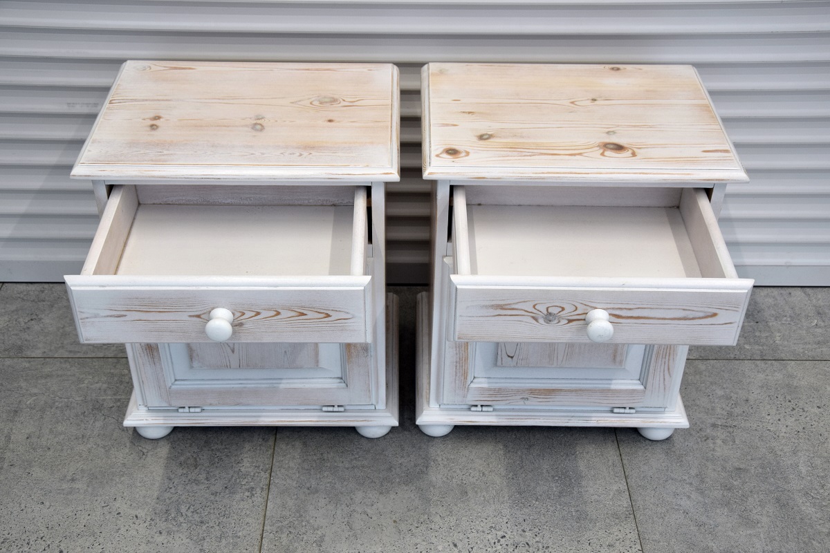 szafki nocne z drewna sosnowego - jak nowe