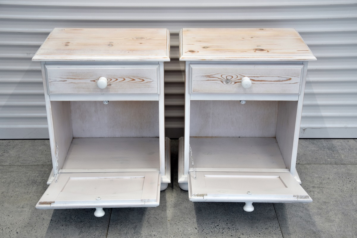 szafki nocne z drewna sosnowego - jak nowe