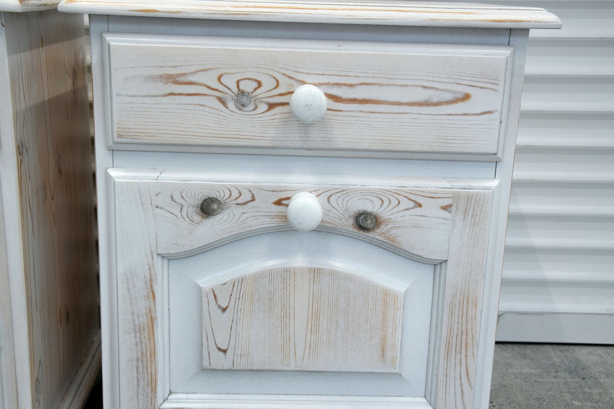 szafki nocne z drewna sosnowego - jak nowe