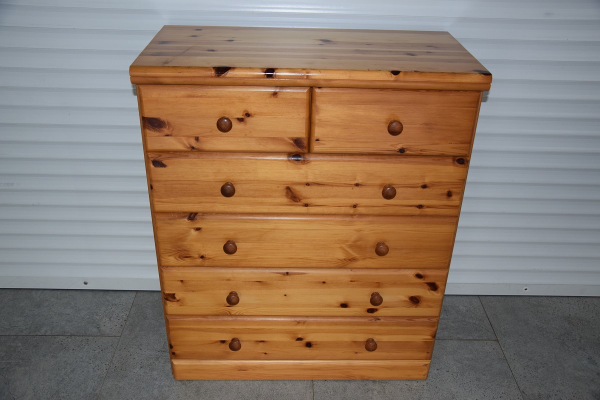 komoda z szufladami z drewna sosnowego