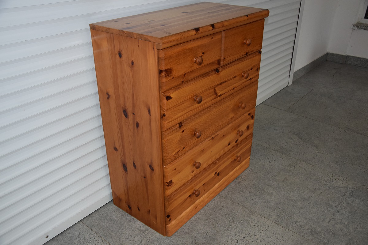 komoda z szufladami z drewna sosnowego