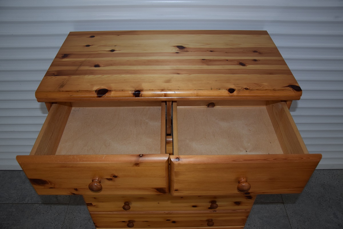 komoda z szufladami z drewna sosnowego