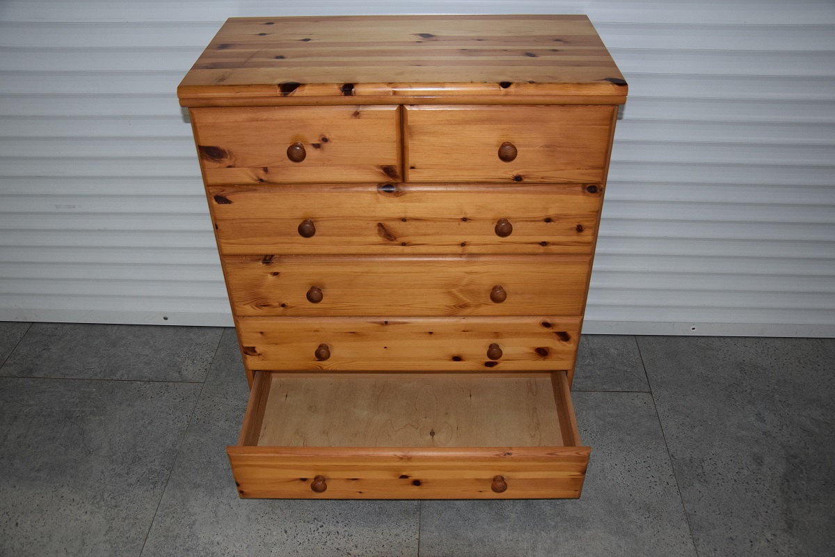 komoda z szufladami z drewna sosnowego