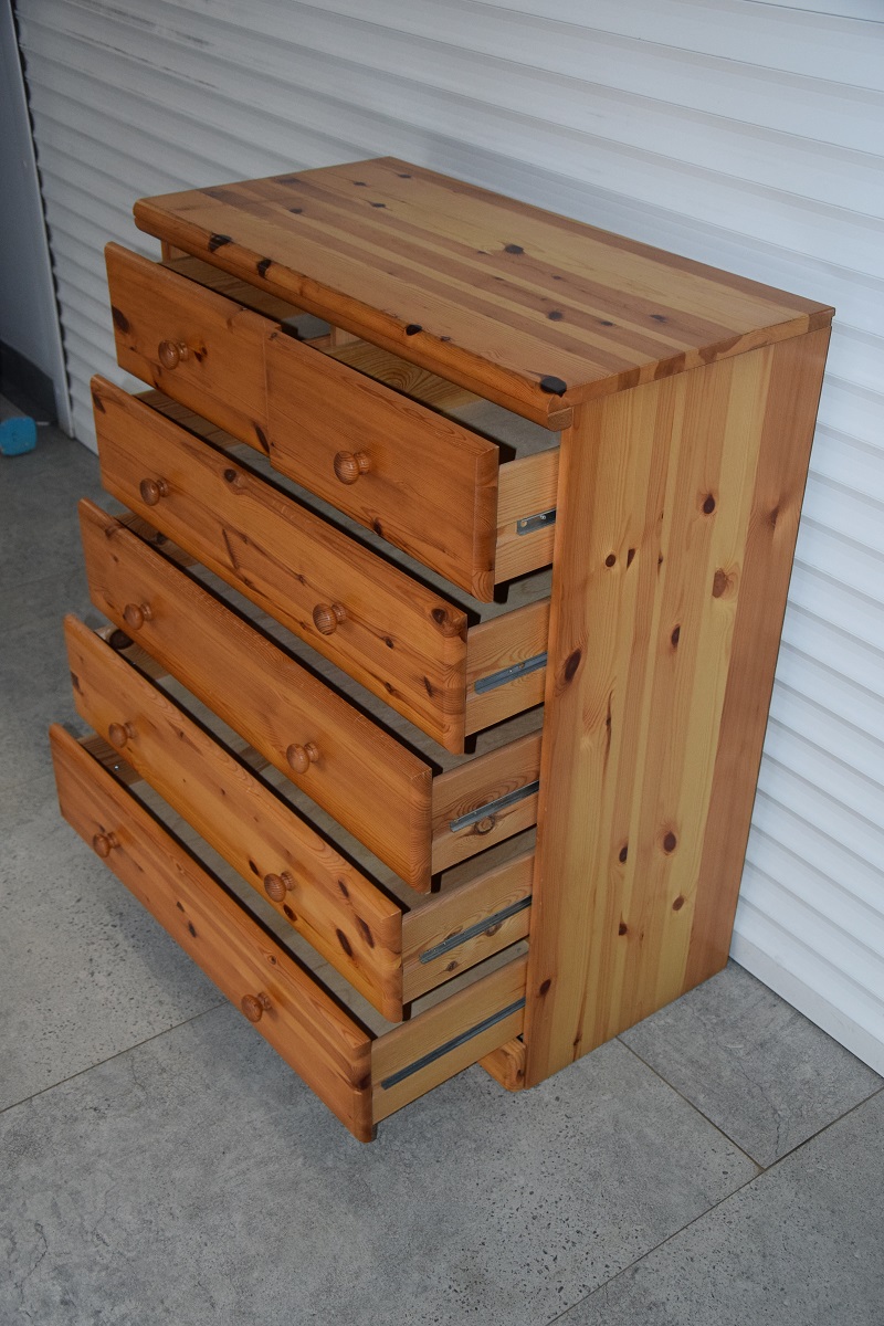 komoda z szufladami z drewna sosnowego