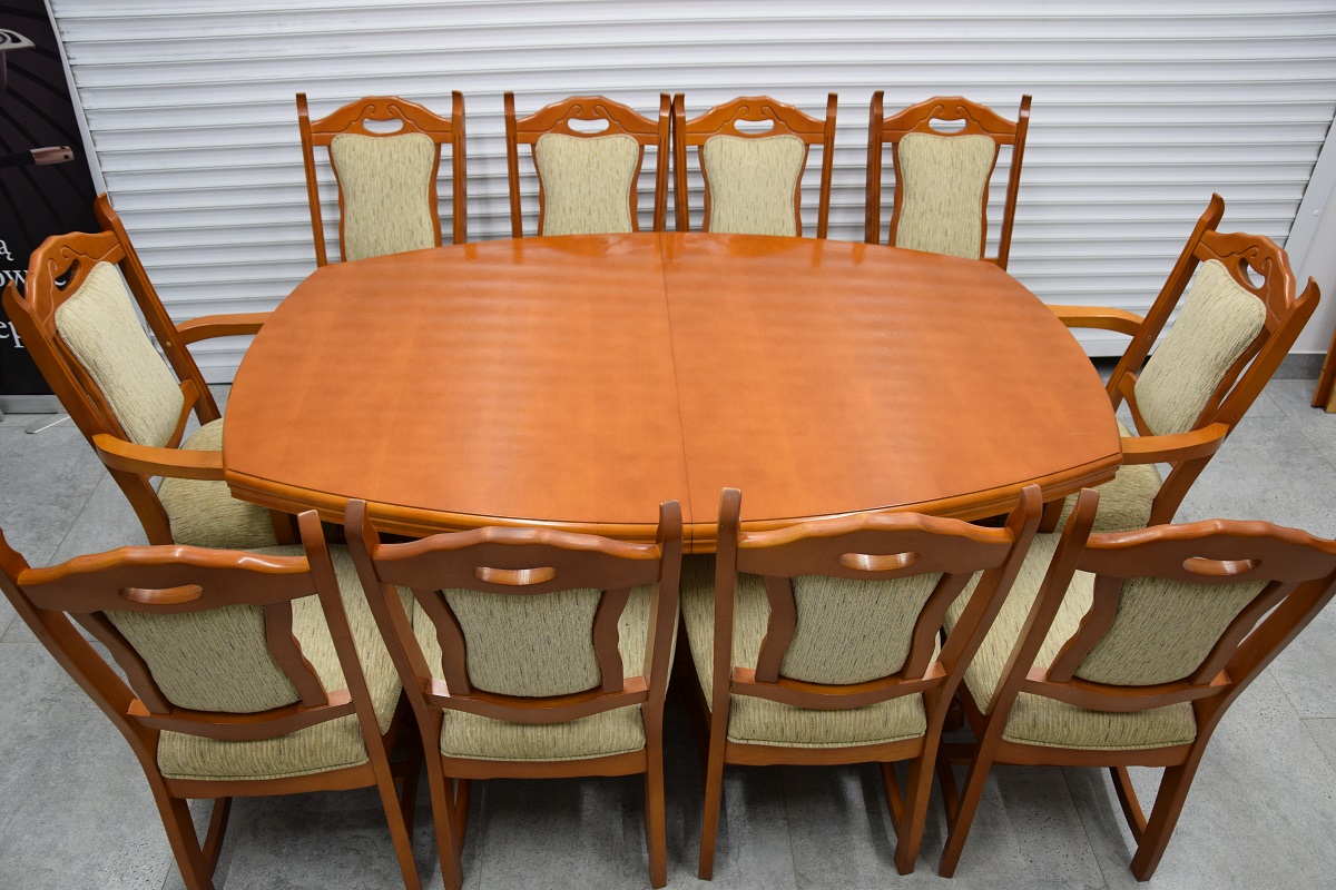 stół rozkładany i 10 krzeseł