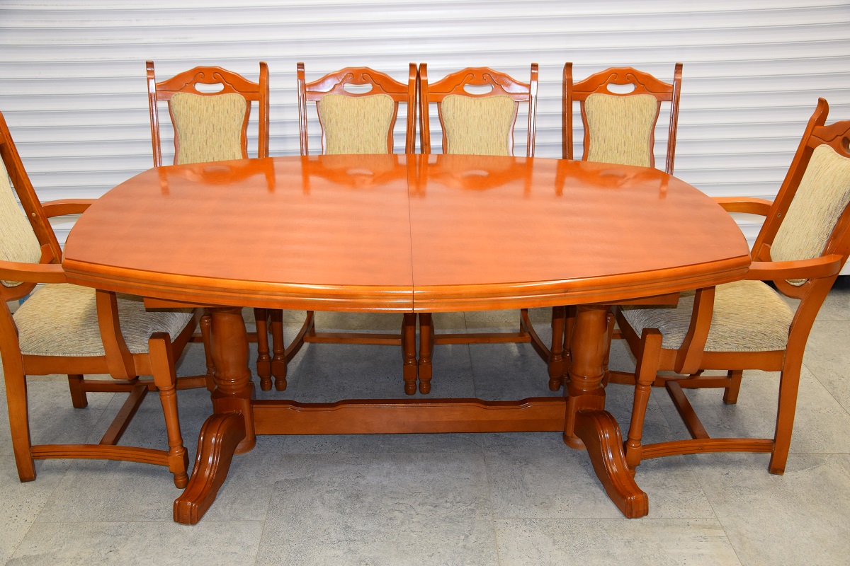 stół rozkładany i 10 krzeseł