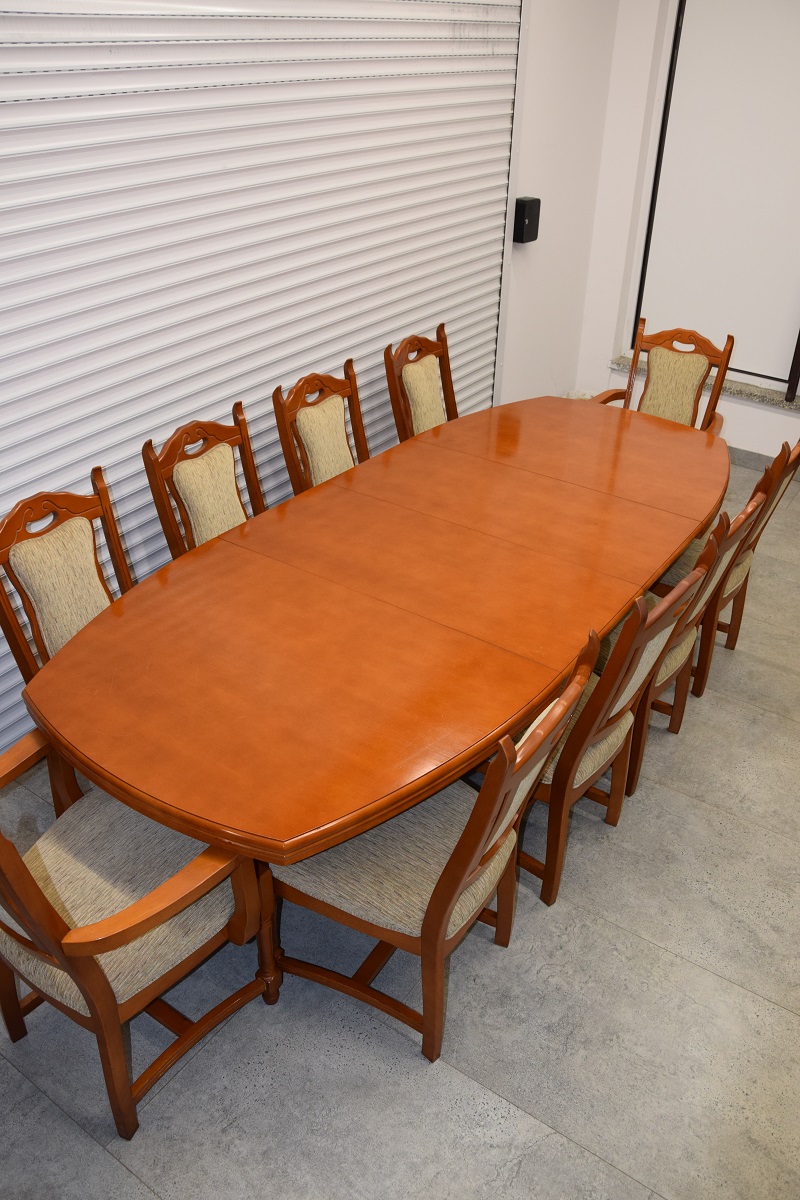 stół rozkładany i 10 krzeseł