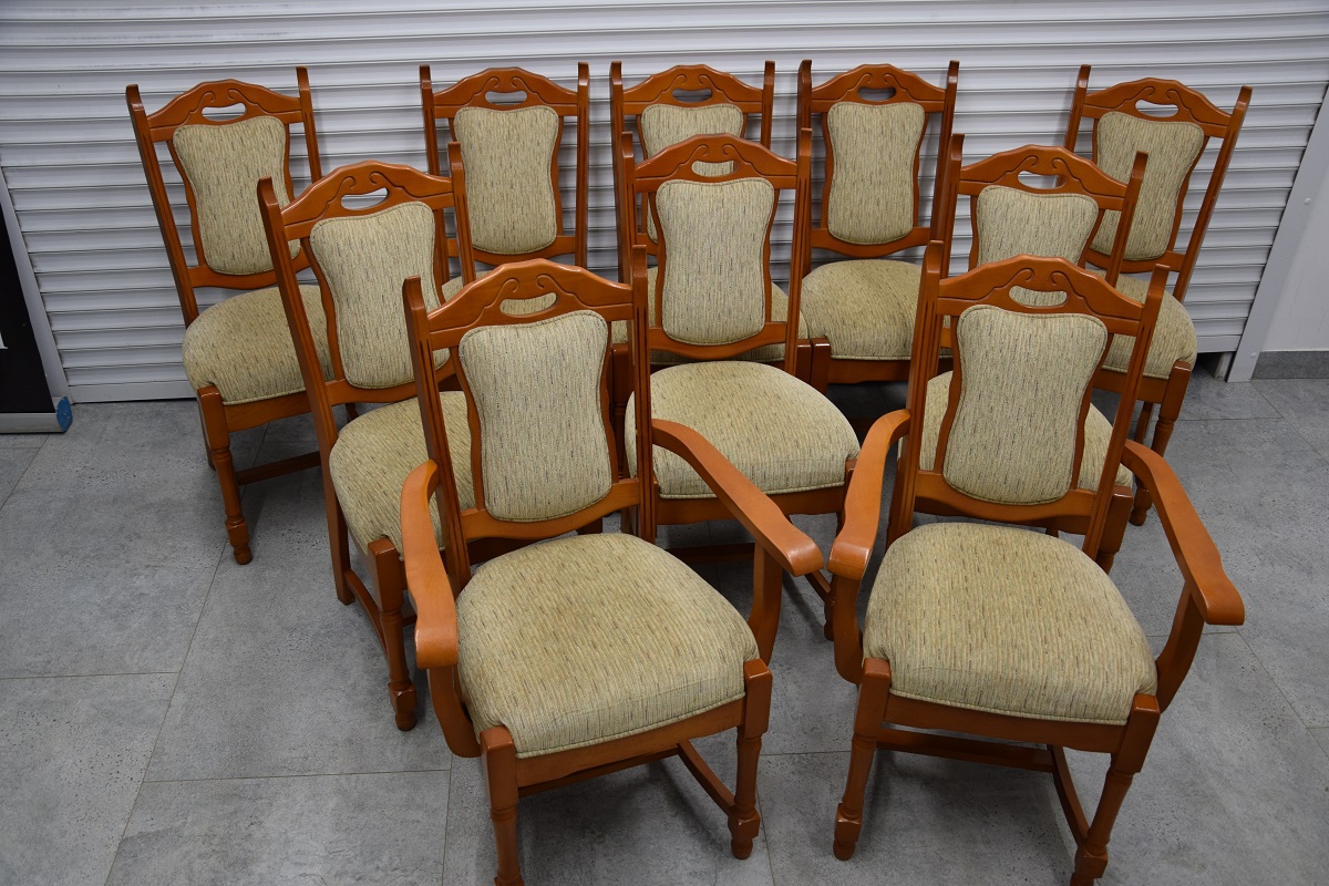 stół rozkładany i 10 krzeseł