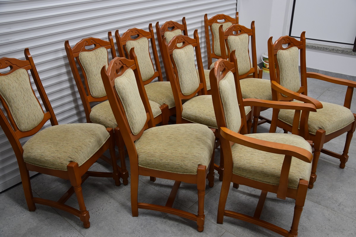 stół rozkładany i 10 krzeseł