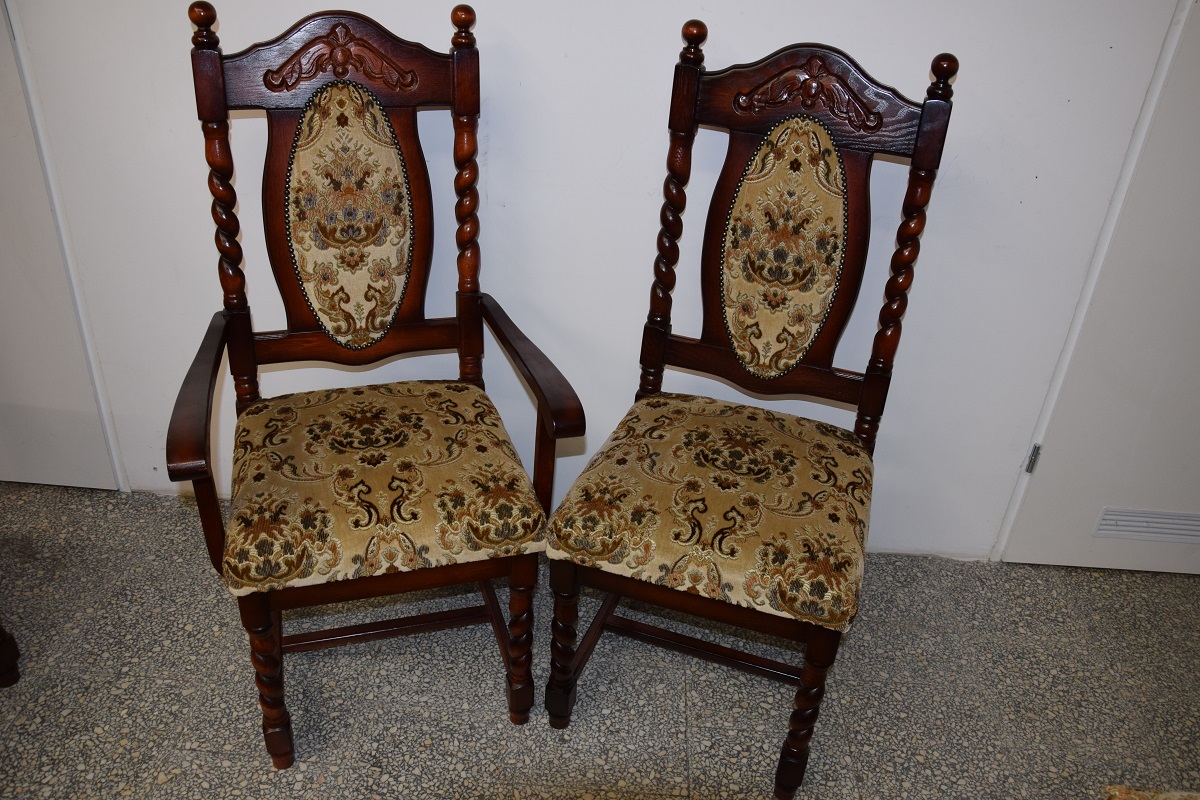 stół rozkładany i 10 krzeseł - komplet jak nowy